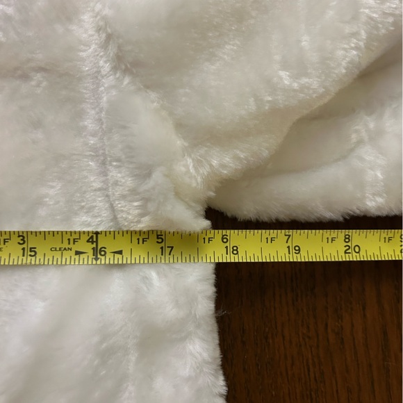 NWOT Girls Faux Fur shrug jacket size 100, size 4T - Picture 5 of 7